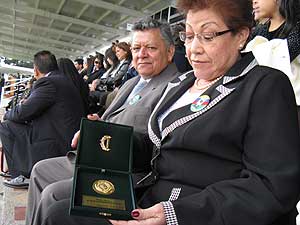 Los padres de Elkin Hernndez muestran la medalla que acredita el asecenso de su hijo a mayor de la Polica Nacional. | Foto: SH-M
