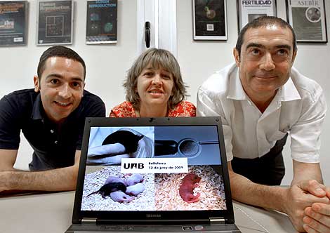 Los investigadores Nuno Costa, Elena Ibez, y Jos Santal, en su laboratorio de la UAB. | Efe