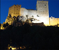 En la ladera del castillo medieval se sita el escenario.