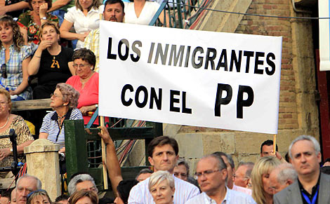Cartel exhibido en el mitin del PP en la plaza de toros de Valencia | Vicent Bosch