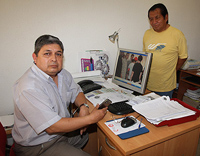 Luis Alberto Almeida, presidente del centro, junto a un inmigrante | Juan Mart