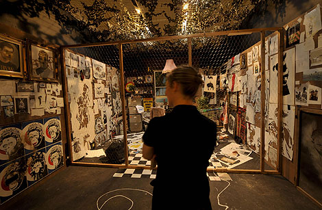 El propio Banksy se ha encargado de recrear su estudio en la exposicin. | AP|