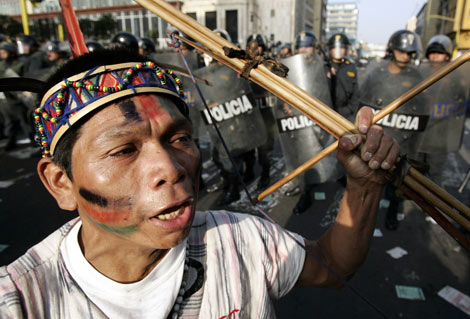 Un indgena amaznico en la manifestacin celebrada el jueves en Lima. | Efe