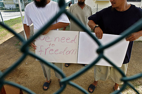 Presos uigures retenidos en Guantnamo, con un cartel en el que reclaman su liberacin. | AP