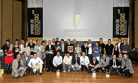 Foto de familia de los premiados durante la gala celebrada anoche en el Centro Cultural Miguel Delibes de Valladolid. | CARLOS ESPESO