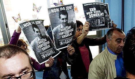 Militantes 'abertzales', con carteles del etarra el da de las elecciones europeas. | C. Garca
