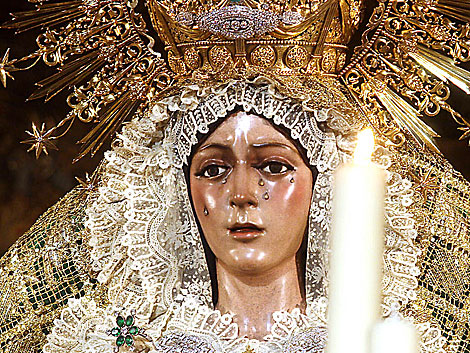 Primer plano de la Virgen de la Esperanza Macarena de Sevilla. | C. Mrquez