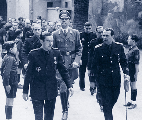 Hans Thomsen, jefe del Partido Nazi, escoltado por falangistas. | ELMUNDO