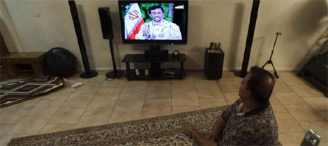 Un ciudadano iran sigue por televisin el discurso de Ahmadineyad. (Foto: Reuters)