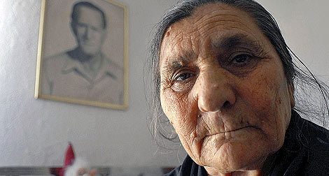 Dolores, de 73 aos, en su casa de Madrid, con la imagen de su difunto esposo al fondo. | Bernardo Daz