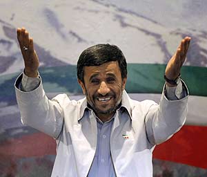 El presidente iraní Mahmud Ahmadinejad gesticula ante la prensa (Foto: AFP).