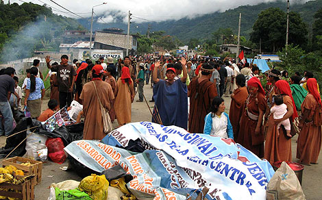 Varios de los indgenas que mantienen bloqueada una carretera. | Afp
