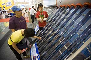 Varias personas observan unos paneles solares durante la Feria Internacional China de Ahorro de Energa y Proteccin del Medio Ambiente en Pekn, China, el 15 de junio de 2009. | Efe