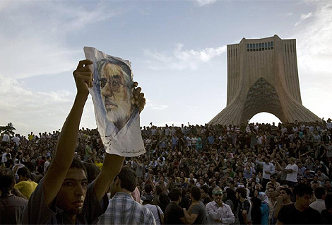 Manifestantes partidarios de Husein Musavi protestan en Teherán. (Foto: Reuters)
