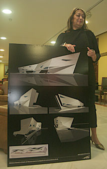 Zaha Hadid con su proyecto.