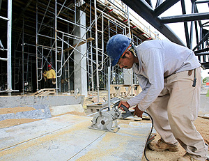 Un obrero trabaja en un edificio de viviendas en Miami, en el Estado de Florida (EEUU) | Efe
