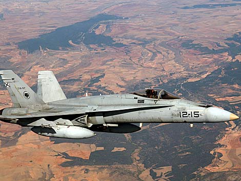 Un F-18 del Ejército del Aire realiza un vuelo de entrenamiento. | Efe