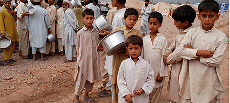 Nios pakistanes a la espera de comida en un campo de refugiados en Mardan. | Efe