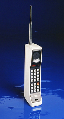 El primer teléfono móvil, un Motorola DynaTac. | Motorola