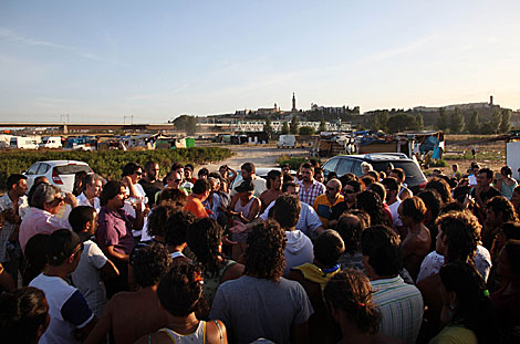 Un momento de la asamblea, en los bajos del puente de San Juan. | Fernando Ruso