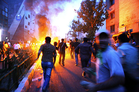 Partidarios de Musavi corren por una calle de Tehern durante una protesta. | Getty