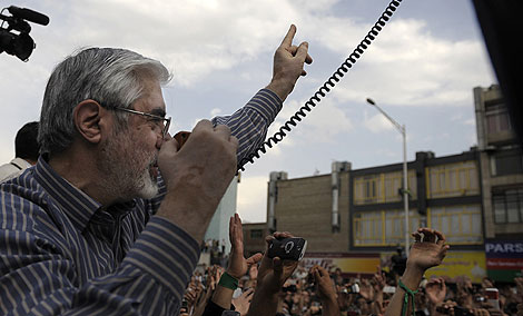 Musavi se dirige a sus seguidores en Tehern. | AFP