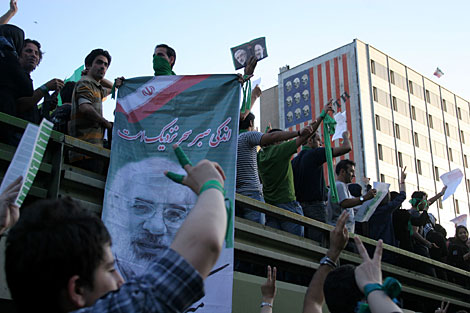Manifestantes con pancartas de Musavi. | Reuters