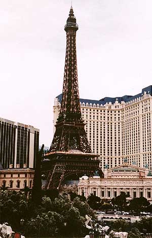 Imagen de uno de los casinos de Las Vegas, con una reproduccion de la Torre Eiffel.| Reuters