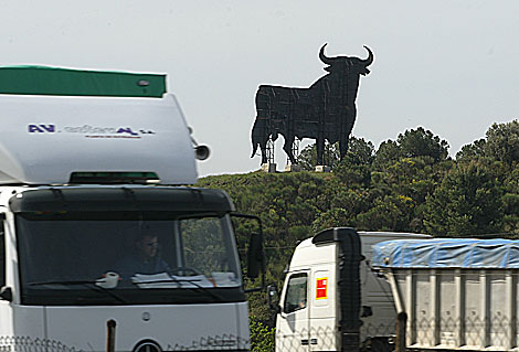 La inconfundible silueta del toro de Osborne junto a una carretera. | Antonio Moreno