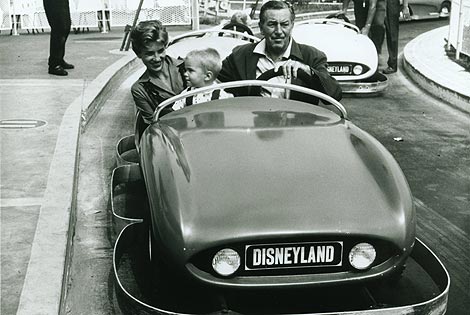 Reproducción de una fotografía de 1957 en la que aparece Disney junto a su familia en el coche 'Disneyland Autopia'. | Efe.