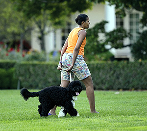 Michelle Obama con su mascota. | AP