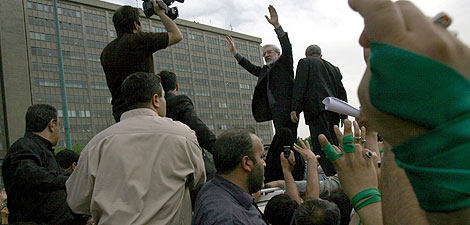 Musavi saluda a sus partidarios en la capital iran. | Efe