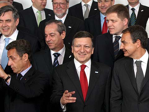 Barroso posa con los líderes de la UE. | Efe