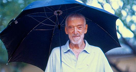 Vicente Ferrer con su inseparable paraguas.|Carlos Mateo