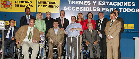 Representantes del Gobierno y de colectivos con discapacidad. | Efe