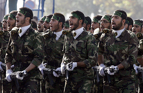 Imagen de archivo de septiembre de 2008 en la que aparecen voluntarios de las milicias basij afiliados a la Guardia Revolucionaria. | AP