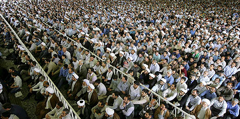 Los fieles atienden la oracin del viernes que dirigi el ayatol Ali Jamenei. | Reuters