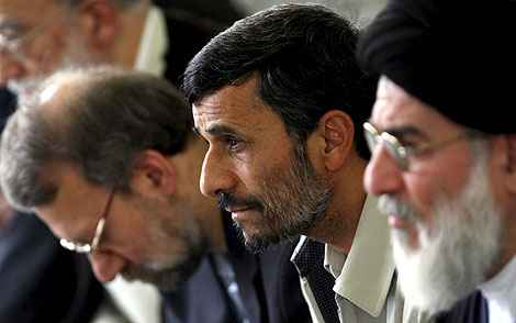 Mahmud Ahmadineyad escucha a Ali Jamenei, el viernes en Tehern. | Efe