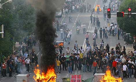 Los manifestantes, como se puede ver en la imagen, han provocado el caos en las calles de Tehern. | Reuters