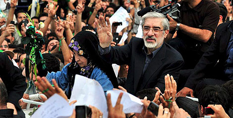 Mir Husein Musavi, durante una protesta en Teherán. | Efe