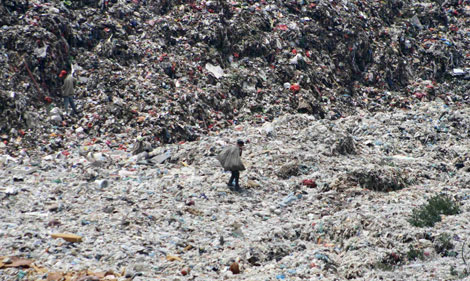 Un hombre busca basura reciclable en un vertedero de Jinan (este de China). | Reuters