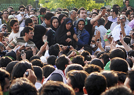Faezeh Rafsanyani participa en una protesta en Tehern el pasado 16 de junio. | Reuters