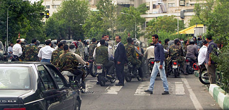Antidisturbios y 'baiiyines' detienen el trfico durante la protesta. | Reuters