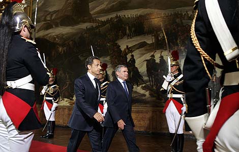 Nicolas Sarkozy y Bernard Accoyer a su llegada al Palacio de Versalles. | Reuters