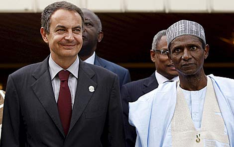 Zapatero posa junto al presidente nigeriano, Umaru Yar'Adua. | Efe