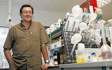 Carlos Manuel Duarte en su laboratorio.