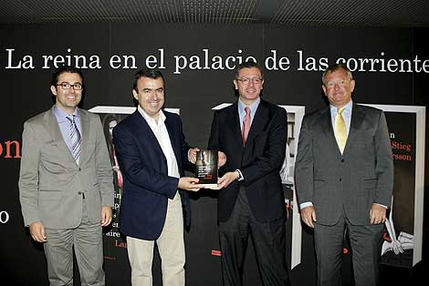 El alcalde de Madrid, Ruiz-Gallardn (2d), el escritor Lorenzo Silva (2i), el embajador de Suecia, Anders Rnquist (d) y el director de 'Destino', Emilio Rosales