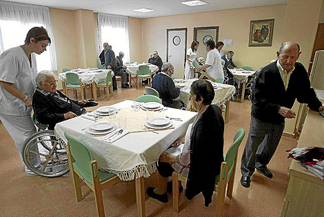 Los residentes de un centro de Valladolid a la hora de comer . | El Mundo