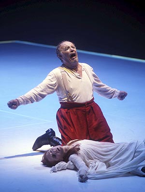 Leo Nucci interpretando a 'Rigoletto', anoche, en el Teatro Real. (Foto: EFE)