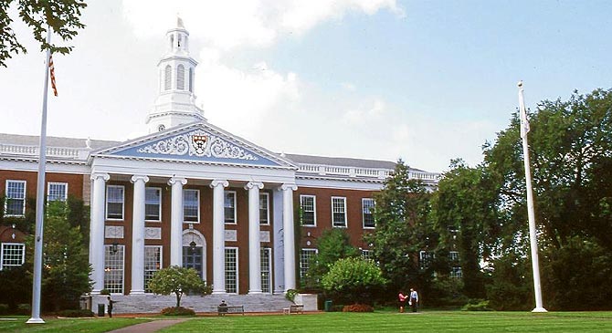 Entrada principal de la Escuela de Negocios de la Universidad de Harvard. (Foto: F. Lpez)